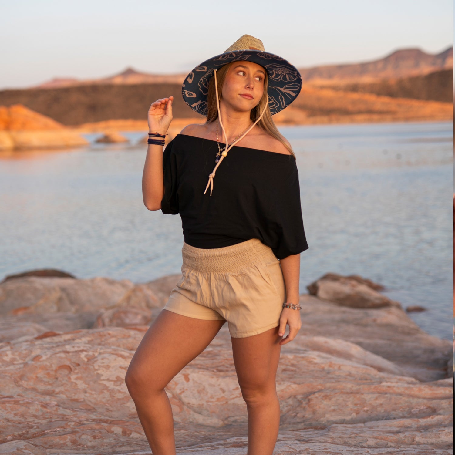 Shorts, Sandstone